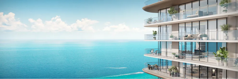 ICON BEACH WATERFRONT RESIDENCES: Vista adicional de la piscina estilo resort con tumbonas